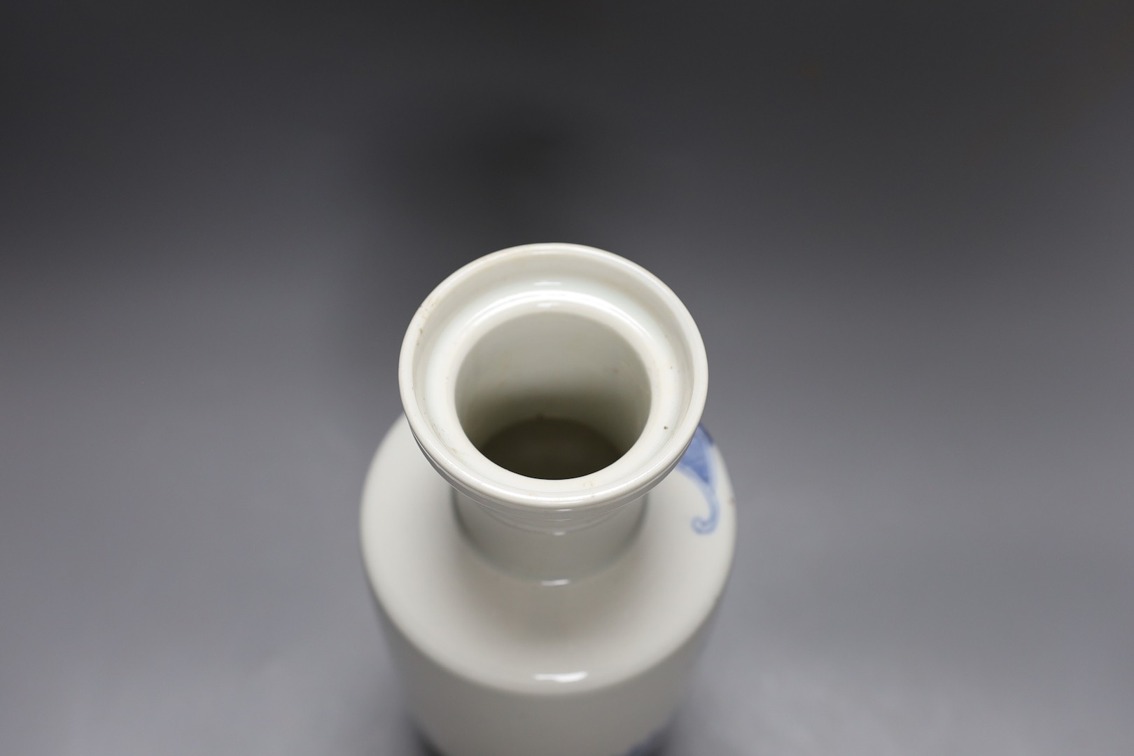 A Chinese blue and white rouleau vase, 25cm